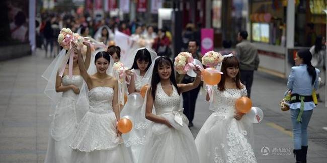10 wanita kenakan gaun pengantin dan turun ke jalanan, padahal mereka semua jomblo. | Foto: copyright shanghaiist.com