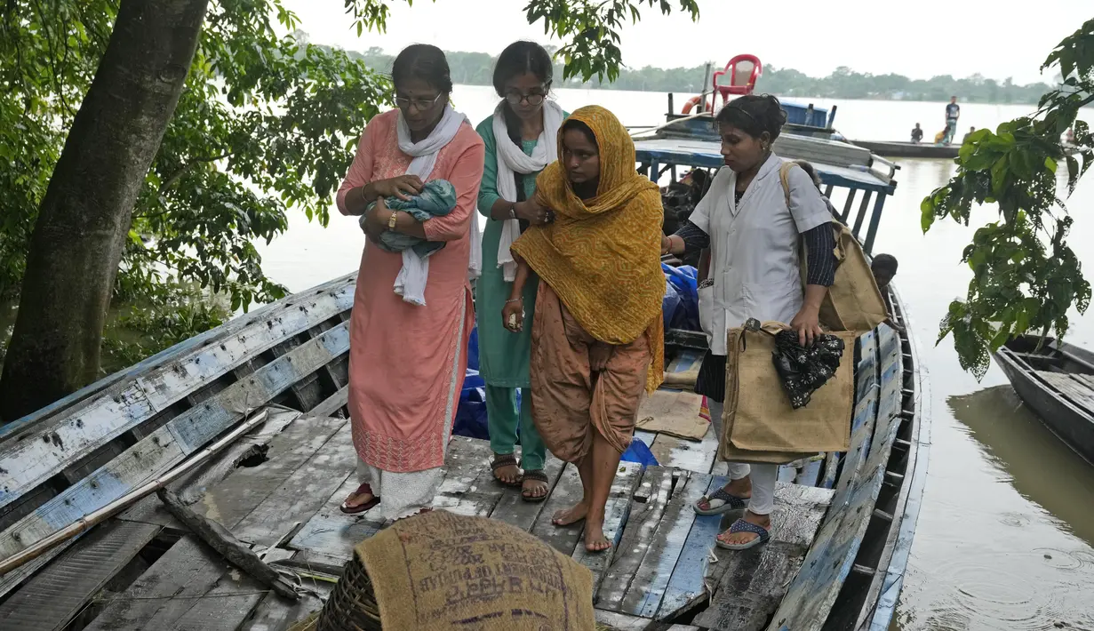 Keluarga tersebut menamai bayi itu Karima, yang berarti "Pemberian". (AP Photo/Anupam Nath)