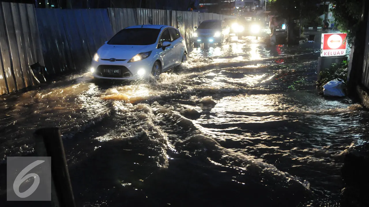 20160725-Banjir di Fatmawati-Drainase Buruk-Jakarta- Helmi Afandi