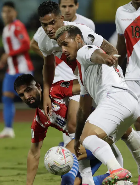 Bek timnas Peru, Miguel Trauco (kanan) dan bek timnas Paraguay, Alberto Espinola berebut bola pada perempat final Copa America 2021 di Estadio Olimpico Pedro Ludovico, Brasil, Sabtu (3/7/2021) dini hari WIB. Peru mengalahkan Paraguay dalam drama adu penalti dengan skor 4-3. (AP Photo/Eraldo Peres)