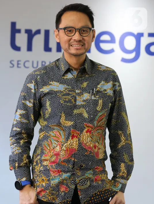 Direktur Utama PT Trimegah Sekuritas Indonesia Tbk Stephanus Turangan saat sesi foto usai acara RUPST Trimegah Sekuritas di Jakarta, Rabu (26/8/2020). Trimegah terus berupaya mengoptimalkan setiap peluang transaksi dengan mengedepankan layanan secara digital dan edukasi. (Liputan6.com/Fery Pradolo)