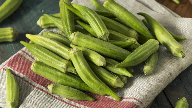 ilustrasi manfaat okra yang baik untuk kesehatan dan mengatasi anemia/Brent Hofacker/shutterstock