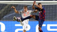 Penyerang Bayern Munchen, Thomas Mueller, berebut bola dengan bek Barcelona, Jordi Alba, pada pada perempat final Liga Champions 2019/2020 di Estadio Da Luz, Sabtu (15/8/2020) dini hari WIB. Bayern Munchen menang telak 8-2 atas Barcelona. (AFP/Rafael Marchante/pool)
