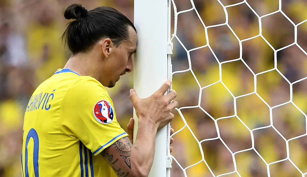 Striker Swedia, Zlatan Ibrahimovic, tampak kecewa gagal mencetak gol ke gawang Italia pada laga Grup E Piala Eropa 2016 di Stadion Municipal, Prancis, Jumat (18/6/2016). (AFP/Jonathan Nackstrand)