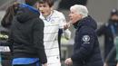Pelatih Atalanta, Gian Piero Gasperini berjalan meninggalkan lapangan setelah menerima kartu merah saat menghadapi AC Milan pada laga perempatfinal Coppa Italia 2023/2024 di San Siro Stadium, Milan, Kamis (11/1/2024) dini hari WIB. (AP Photo/Luca Bruno)