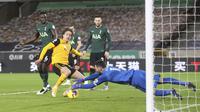 Kiper Tottenham, Hugo Lloris, melakukan penyelamatan pada pertandingan Liga Inggris melawan Wolverhampton Wanderers di Molineux Stadium, di Woverhampton, Inggris, Minggu, 27 Desember 2020. (Carl Recine / Pool via AP)