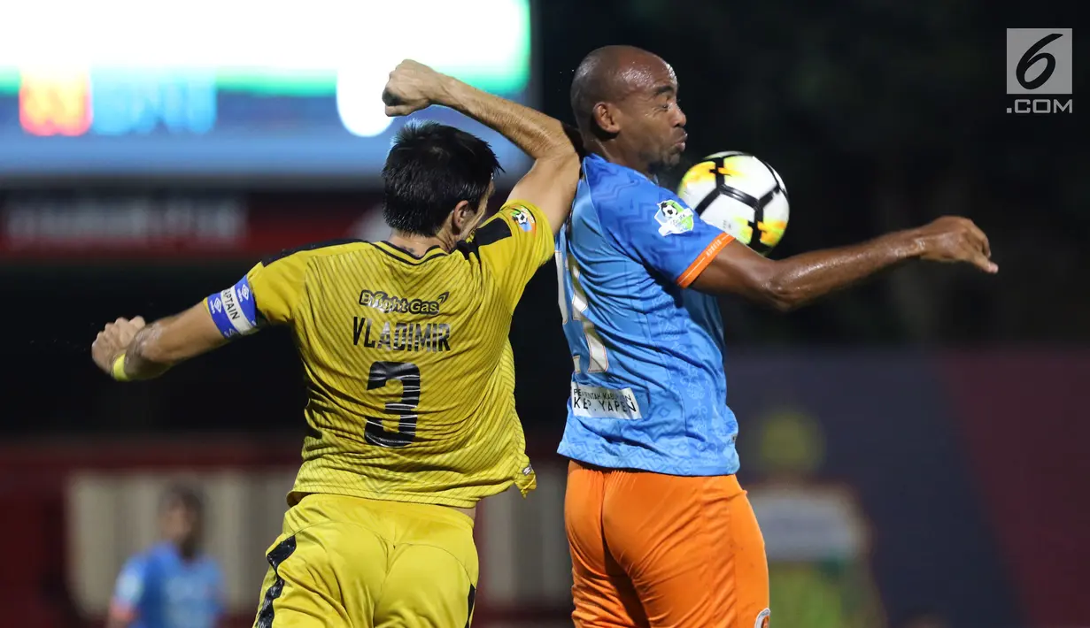 Bek Bhayangkara FC, Vladimir Vujovic (kiri) berebut bola dengan pemain Perseru, Alberto Antonio pada Go-Jek Liga 1 Indonesia 2018 bersama Bukalapak di Stadion PTIK, Jakarta, Rabu (12/9). Bhayangkara FC unggul 1-0. (Liputan6.com/Helmi Fithriansyah)