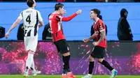 Pemain AC Milan, Alvaro Morata, dan Christian Pulisic, melakukan selebrasi setelah mencetak gol ke gawang Juventus dalam laga semifinal Supercoppa Italiana 2024 di Al Awwal Park, Riyadh, Sabtu (4/1/2025) dini hari WIB. (AP Photo/Altaf Qadri)
