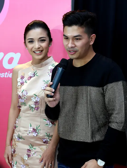 Mereka ingin membuat keluarga dan tamu undangan merasakan kesakralan dari momentum sekali seumur hidup tersebut, sehingga Chelsea dan Glenn tak ingin pernikahannya di dikomersialkan. (Wimbarsana Kewas/Bintang.com)