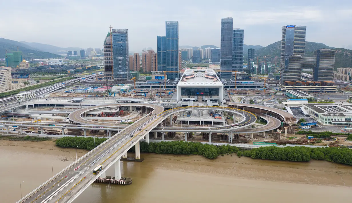Foto dari udara pada 18 Agustus 2020 ini menunjukkan Pelabuhan Hengqin. Pelabuhan baru untuk memfasilitasi perjalanan antara Makau dan Zhuhai, Provinsi Guangdong, China selatan, ini resmi beroperasi pada Selasa (18/8). (Xinhua/Cheong Kam Ka)