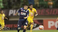 Aksi Felipe Bertoldo dalam lanjutan turnamen Piala Presiden 2017 di Stadion Kanjuruhan, Malang, kamis (11/2/2016). (Bola.com/Nicklas Hanoatubun)