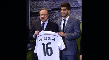 Presiden Real Madrid Florentino Perez saat memperkenalkan Lucas Silva di Santiago Bernabeu, Madrid, Senin (26/1/2015). (AFP Photo/Pierre P Marcao)