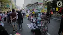 Pedagang kaki lima (PKL) berjualan di jalan saat car free day (CFD) di kawasan Bundaran HI, Jakarta, Minggu (6/10/2019). Banyaknya PKL nakal yang berjualan tidak pada tempatnya menyebabkan olahraga warga terganggu. (Liputan6.com/Faizal Fanani)