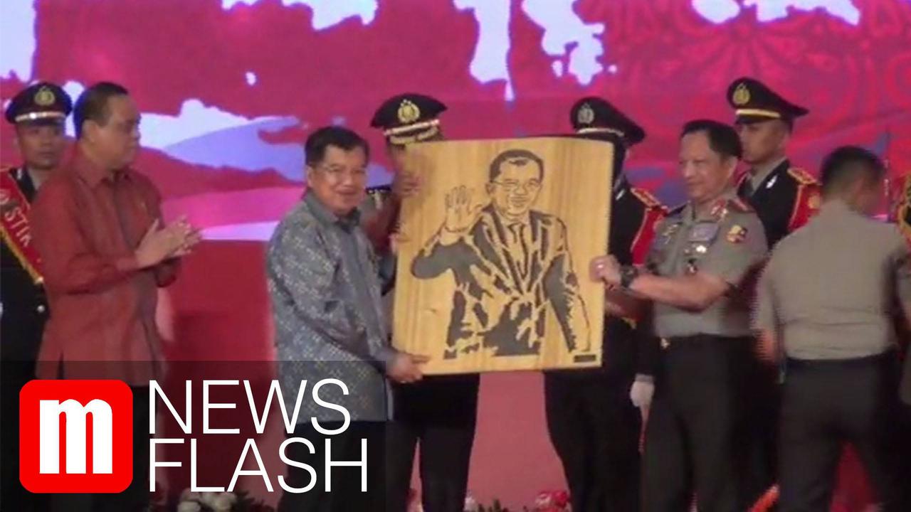 VIDEO: Pedang Pati dan Lukisan Cukil Kayu, Kado Spesial Polri Untuk Jusuf Kalla