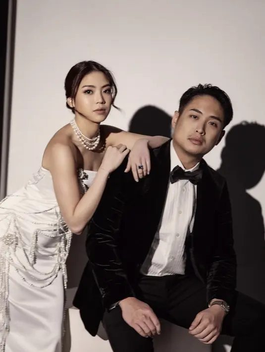 Gaun tersebut berpotongan tube dress dengan nuansa putih yang hadirkan elegansi nyata. [Foto: Instagram/ Clarissa Tanoe]