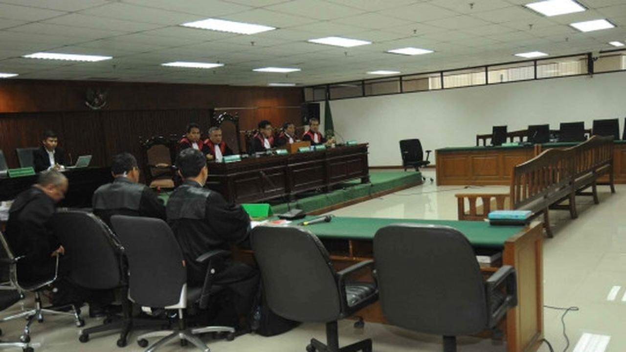 Tidak hadir karena sakit, sidang perdana OC Kaligis ditunda