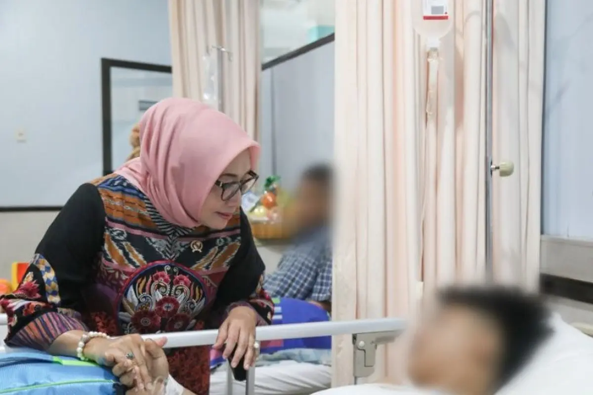 Menteri PPPA Arifah Fauzi menemui para korban ambruknya bangunan Pondok Pesantren atau Ponpes Al-Khoziny di Sidoarjo, Jawa Timur.