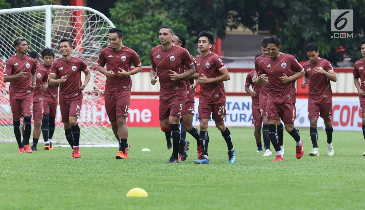 Pemain Persija berlari mengelilingi lapangan saat latihan resmi jelang laga lanjutanGo-Jek Liga 1 Indonesia 2018 bersama Bukalapak di Lapangan PTIK, Jakarta, Jumat (29/6). Persija akan menjamu Persib pada Sabtu (30/6). (Liputan6.com/Helmi Fithriansyah)