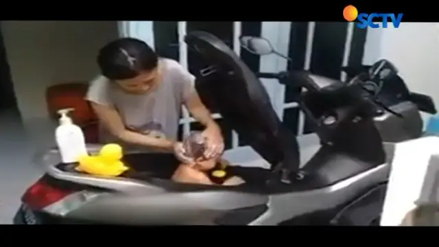 Lucunya Ibu Mandikan Anak di Bagasi Motor Matic