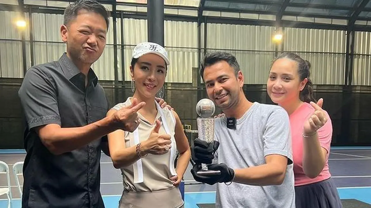 Raffi Ahmad bersama piala Lagi-Lagi Tenis (Instagram/raffinagita1717)