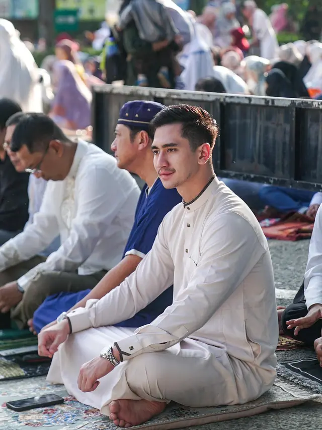 Verrell Bramasta saat akan melaksanakan Salat Id, Rabu (10/4/2024)