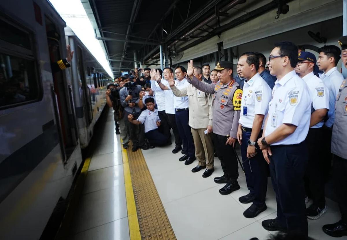 FOTO: Kapolri Pastikan Kesiapsiagaan Stasiun Pasar Senen Jelang Nataru