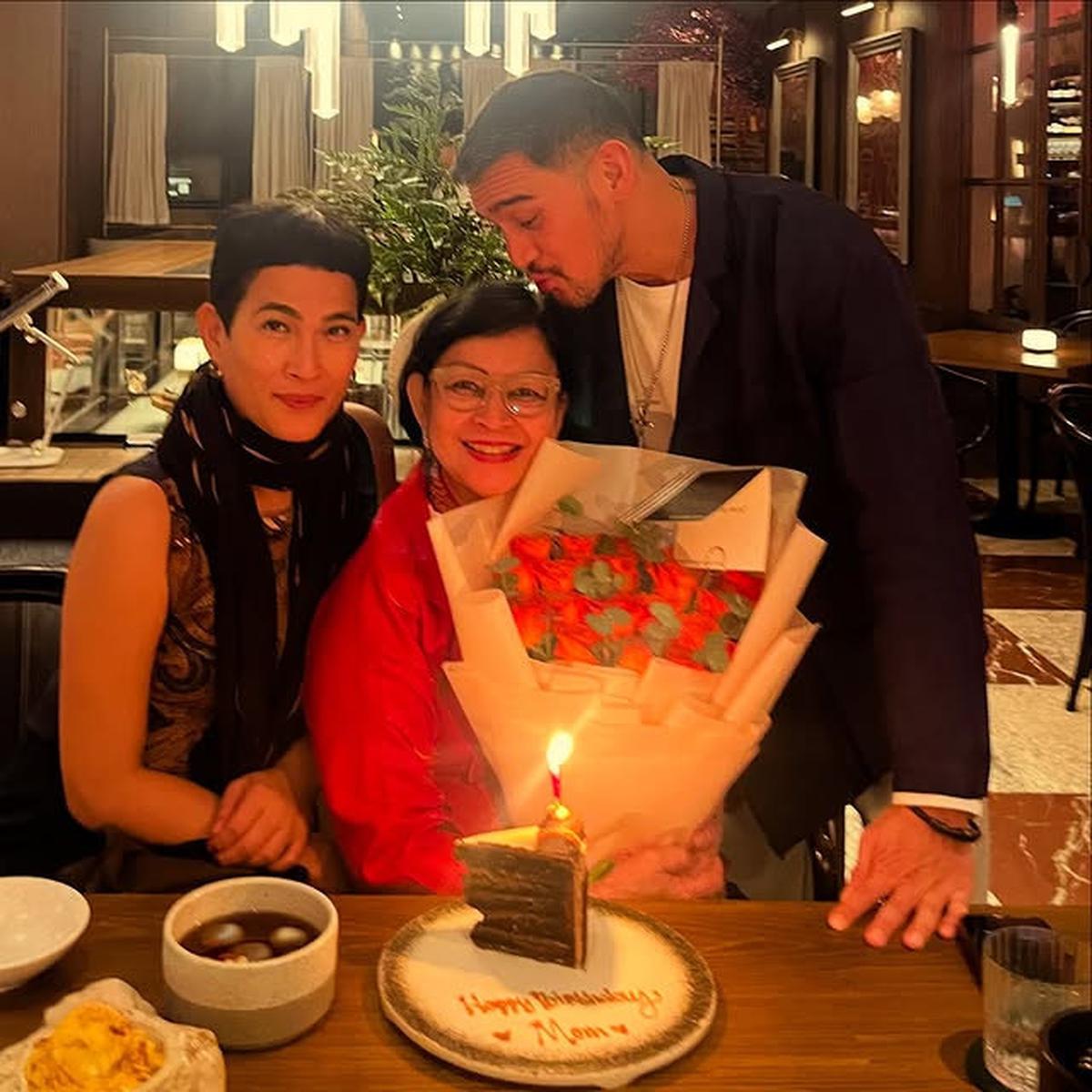 7 Potret Terbaru Oscar Lawalata yang Kini Ubah Nama Jadi Asha Smara Darra di Perayaan Ultah sang Ibu