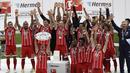 Kapten Bayern Munchen, Philipp Lahm mengangkat trofi juara Bundesliga  2016-2017 usai mengalahkan SC Freiburg di  Allianz Arena stadium, Munich, (20/5/2017).  Bayern menang 4-1. (AP/Matthias Schrader)