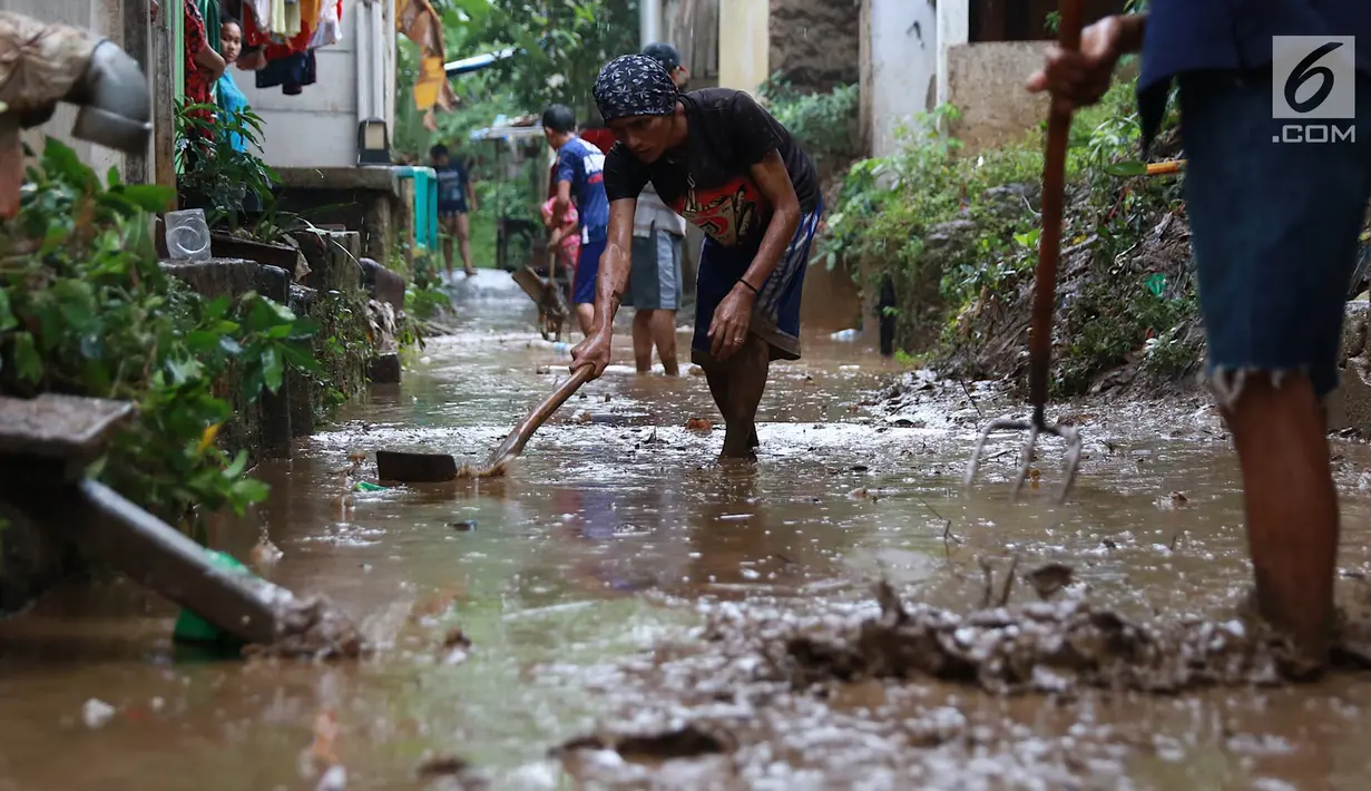 Warga membersihkan lumpur dari banjir yang menggenangi Gang Arus Dalam di Cawang, Jakarta Timur, Rabu (24/4). Banjir kiriman dari Bogor yang menggenangi kawasan tersebut menyisakan lumpur dan sampah sehingga menganggu aktivitas warga. (Liputan6.com/Immanuel Antonius)
