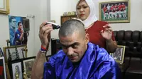 2 Momen Menarik saat Cristian Gonzales Digunduli