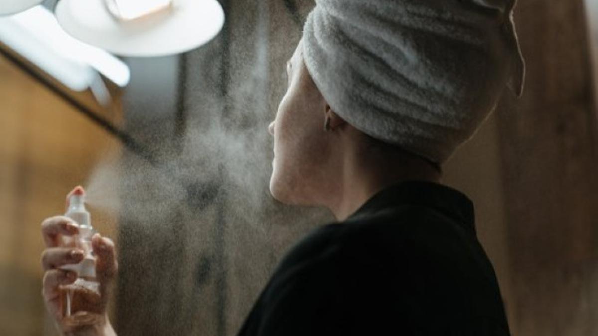 Terungkap! Kapan Setting Spray di Cuaca Tropis Jadi Penyelamat Makeup &amp; Cara Pakainya yang Jitu?