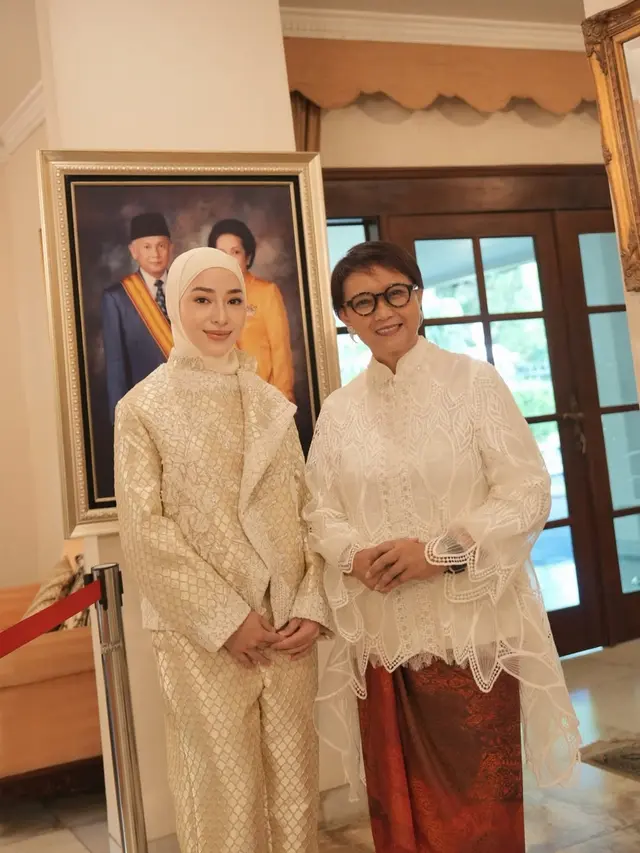 Pesona Perempuan Kuat dari Nikita Willy Berbalut Formal Suit dan Hijab Butter Yellow di Hari Kartini