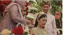 Namun pada ritual siraman, Rizka tetap mengusung tradisi Indonesia dengan melati dan kain tradisional. [Foto: youtube.com/sanghoya/]