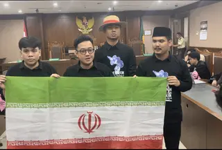Delpedro dkk Bentangkan Bendera Iran di Persidangan (Muhammad Radityo Priyasmoro/Liputan6.com)
