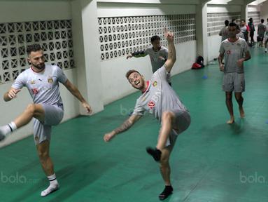 Pemain Bhayangkara FC, Paulo Sergio (kanan) dan Ilija Spasojevic (kiri) menikmati sesi latihan di Stadion Patriot Bekasi, Sabtu (11/11/2017). Latihan tersebut jelang melawan Persija. (Bola.com/Nicklas Hanoatubun)