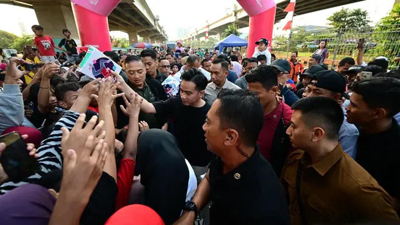Gibran Kejutkan Warga Kalimalang, Nonton Panjat Pinang hingga Beri Hadiah