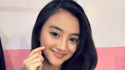 Tak hanya kenakan busana untuk kebutuhan foto, Nayla Purnama juga mengenakan busana yang identik dan sedang tren di tahun 2016 untuk kebutuhan filmnya. Selain tes makeup, Nayla Purnama juga rela memakai behel agar semakin mirip dengan Vina meski akui sulit berdialog karena tidak terbiasa. Diketahui Vina Cirebon tahun 2016 lalu mengenakan kawat gigi. (Liputan6.com/IG/@nayladpurnama)