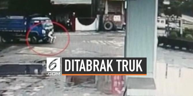 VIDEO: Ditabrak Truk, Pengendara Sepeda Lolos dari Maut