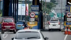 Kendaraan memasuki area gerbang tol Semanggi 2, Jakarta, Selasa (14/3). Badan Pengatur Jalan Tol (BPJT) Kementerian PUPR menargetkan seluruh gerbang tol di Indonesia akan menerapkan transaksi pembayaran nontunai. (Liputan6.com/Faizal Fanani)