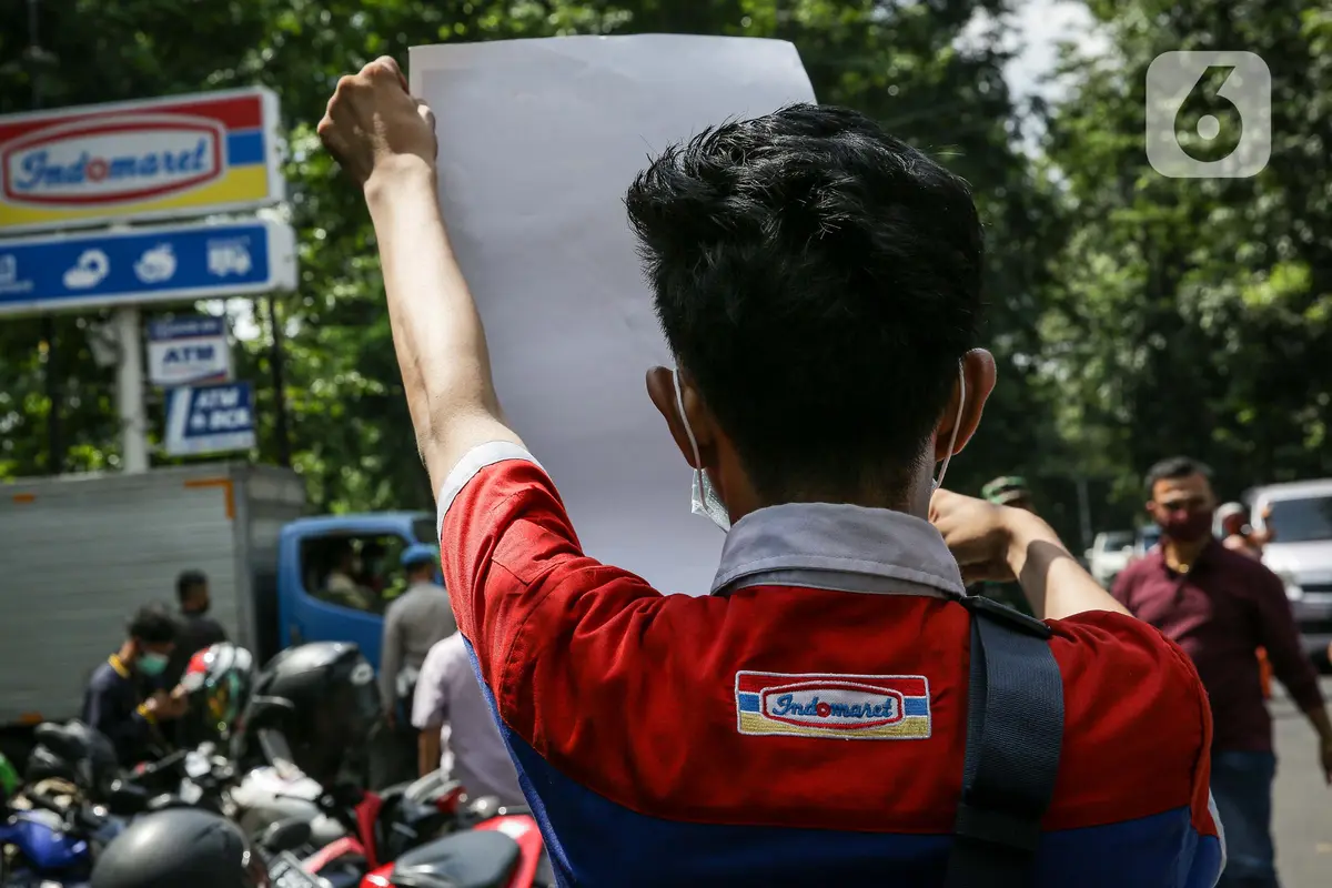 FOTO: Buruh Geruduk Kantor Indomaret