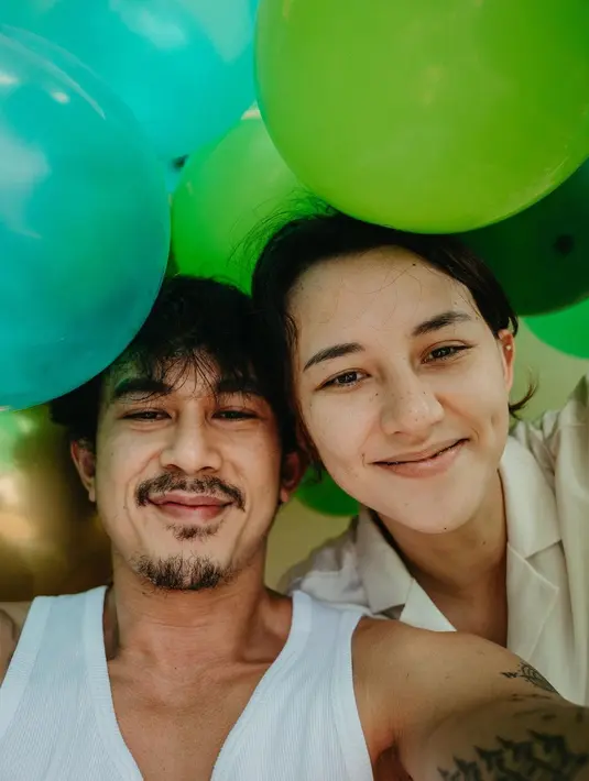 "Kalau aku bilang ‘i feel you’ ini bohong banget, karena ga ada yg bisa beneran ngerti selain yang jalanin sendiri. Tapi yang sebenarnya.. memang aku ga tau gimana tanya kabarmu?," sambung pria kelahiran Medan 37 tahun lalu itu. [Instagram/fandych]