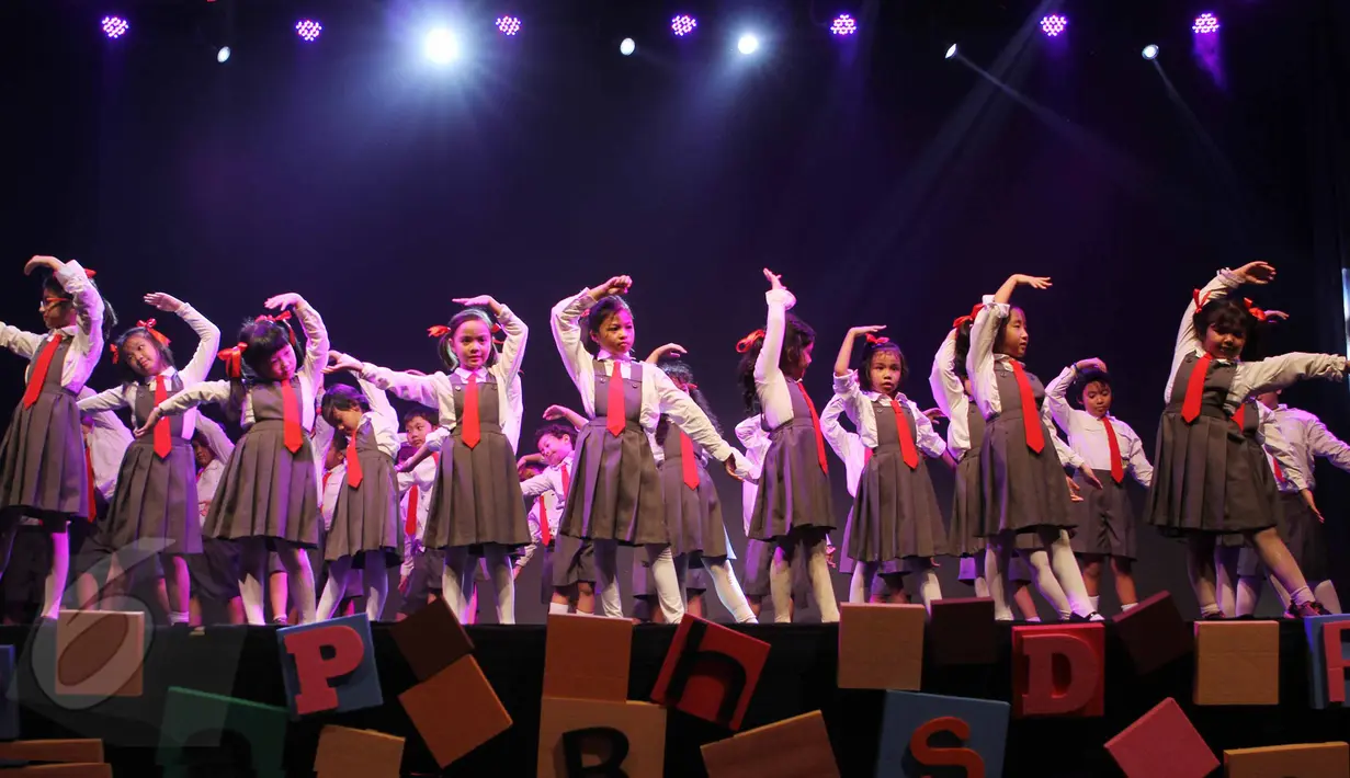 Sejumlah anak tampil dalam drama musikal Matilda di Jakarta, Sabtu (6/6). Drama itu bercerita tentang anak bernama Matilda sebagai anak yang bodoh kerena lebih memilih membaca buku dari pada menonton televisi. (Liputan6.com/Helmi Afandi)