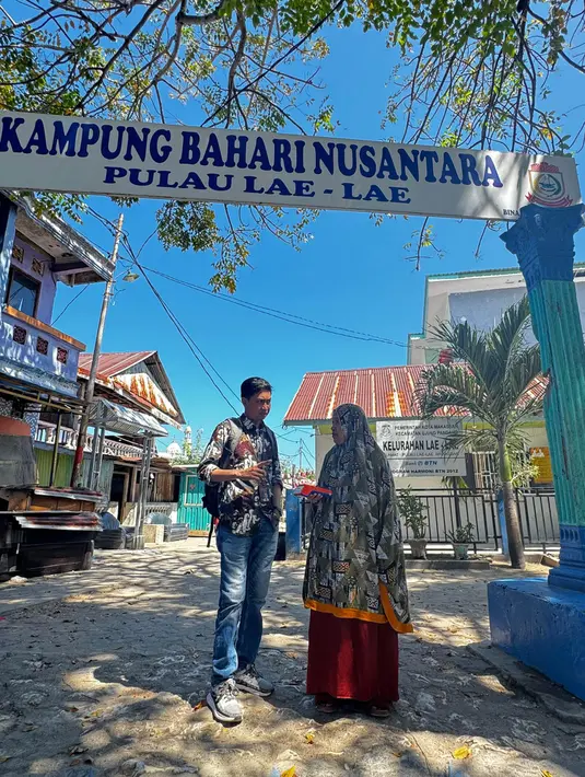 Mariyati juga sukses menjadi Agen Mitra Umi yang menyalurkan “KECE” atau Kredit Cepat bagi masyarakat sekitar dengan pinjaman di kisaran 1-10juta. Dengan perannya tersebut, masyarakat sekitar Pulau Lae-lae dapat terbantu dalam pembiayaan usaha dan terhindar dari jerat rentenir. Masyarakat yang meminjam umumnya berprofesi sebagai nelayan, penjual pakaian dan penjual kue. (Foto: Dokumentasi BRI)