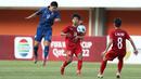 Pemain Thailand U-16, Saranyawat Naprasert (kiri) menyundul bola di depan dua pemain Vietnam U-16, Huynh Van Danh (tengah) dan Le Duc Phat dalam laga semifinal AFF U-16 2022 antara Thailand U-16 melawan Vietnam U-16 di Stadion Maguwoharjo, Sleman, Rabu (10/8/2022) sore WIB. (Bola.com/Bagaskara Lazuardi)