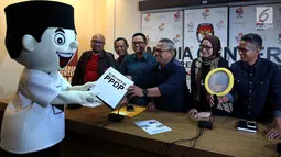 Ketua KPU Arief Budiman (ketiga kanan) bersama Komisioner KPU Wahyu Setiawan, Evi Novida, Viryan Azis, Pramono Ubaid, dan Ilham Saputra (dari kanan) menerima secara simbolis buku kerja PPDP di Kantor KPU, Jakarta, Minggu (14/1). (Liputan6.com/Johantallo)