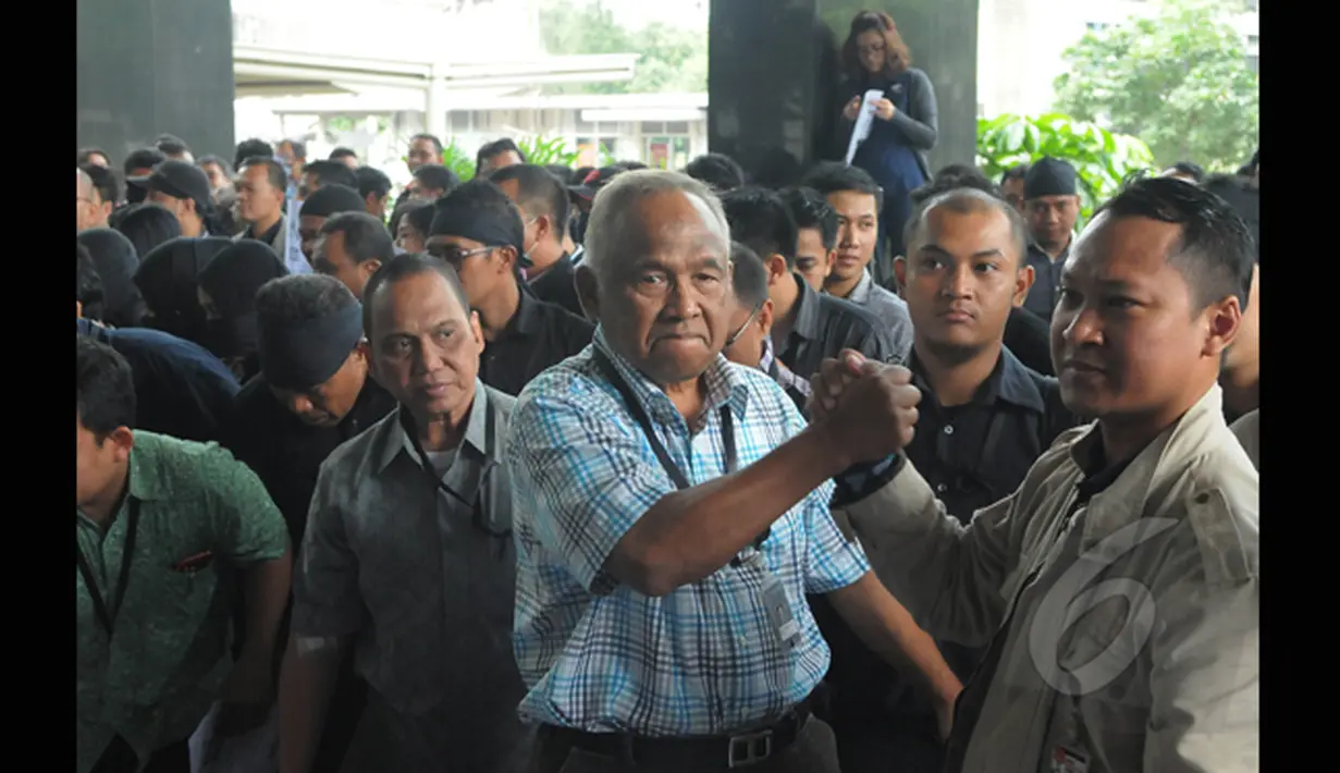 Plt Ketua KPK Taufiequrrachman Ruki (kemeja kotak-kotak) bersalaman dengan pegawai KPK di gedung KPK, Jakarta, (3/3/2015). Pegawai KPK menolak putusan yang melimpahkan kasus Komjen Pol Budi Gunawan ke Kejaksaan Agung. (Liputan6.com/Herman Zakharia)