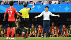 Pelatih Timnas Indonesia, Shin Tae-yong (kanan) pernah sukses membawa Korea Selatan mengalahkan Timnas Jerman di kancah Piala Dunia 2018. Sejak bergabung dengan Timnas Indonesia sejak akhir Desember 2019, STY belum pernah satu kalipun mempersembahkan gelar juara bagi Indonesia. Di ajang Piala Dunia 2023, STY bersama Timnas Indonesia berambisi untuk menunjukkan diri dengan target lolos dari grup D yang dihuni oleh Jepang, Irak, dan Vietnam. (AFP/Joe Klamar)