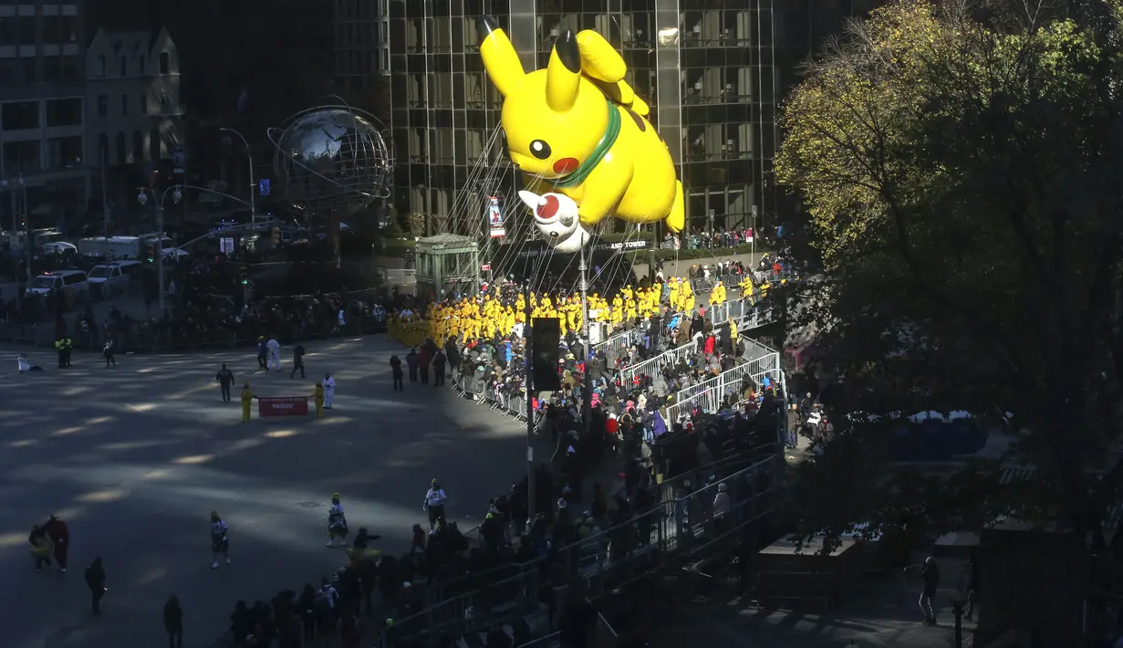 Balon Pikachu melayang selama Parade Macy's Thanksgiving Day di New York, Kamis (22/11). Balon raksasa berbentuk ikon-ikon kartun terkenal menghiasi gelaran yang digelar untuk ke-92 tersebut. (Kena Betancur/Getty Images/AFP)