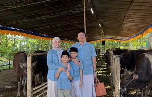 Biasakan Sederhana, Tya Ariestya Ajak Anak Makan Gultik di Pinggir Jalan
