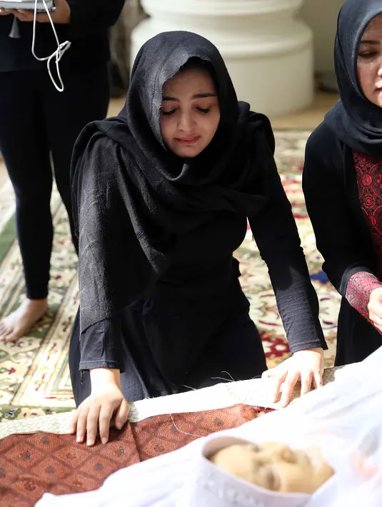 "Bapak, mamah mana? Lagi di toilet buang air besar terus tiba-tiba aku bilang aku mau ngomong, trus kaya bapak nanti aja telpon lagi, engga aku mau ngomong sekarang, ya udah bentar," ujar Ashanty. (Nurwahyunan/Bintang.com)